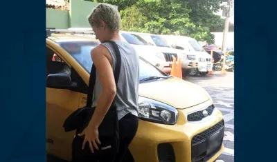 Sandra Sepulveda se retira del sitio donde se practicó los exámenes médicos. 