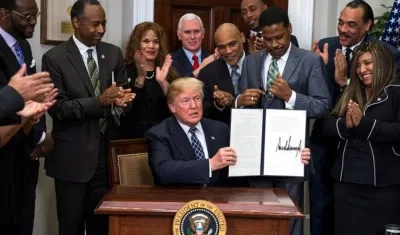 Trump después de firmar la proclamación. 