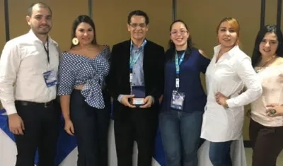 Juan Pablo Betancur, Liliana Aún, Milena Bustamante y Massiel Pardo en compañía de Carlos Tache, coordinador de la Especialización en Pediatría.   