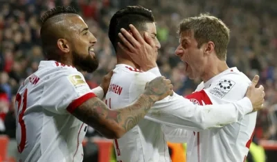Arturo Vidal y Tomas Muller celebran con James Rodríguez. 