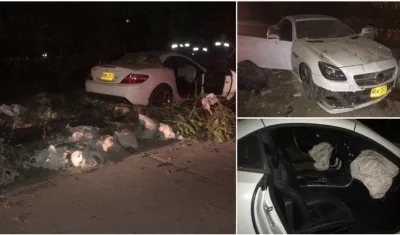 Así quedó el vehículo después de chocar contra los escombros.