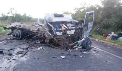 Camión que cargaba papel se incendió.