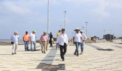 El alcalde Alejandro Char durante su recorrido.