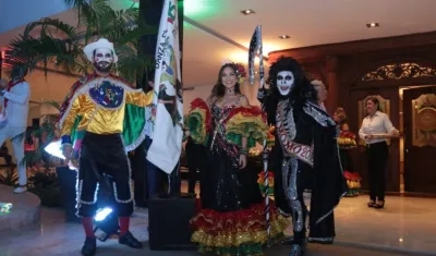 Camilo Cepeda, presidente de la danza; la Reina del Carnaval Valeria Abuchaibe y el Rey Momo, Ricardo Sierra.