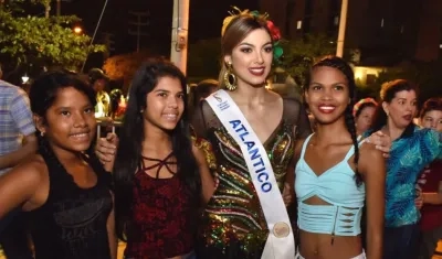 Tica Martínez con seguidoras en la previa del desfile.