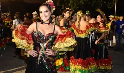 La reina Valeria a su llegada para el inicio del desfile.