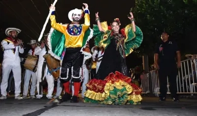 La reina Valeria Abuchaibe y el presidente de la danza Camilo Cepeda Tarud.