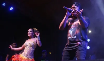 La reina Valeria Abuchaibe Rosales y el cantante Koffe El Kafetero.