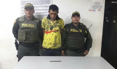 El hombre tiene detención domiciliaria y fue sorprendido en la calle.