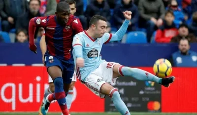 Jefferson Lerma marca a Iago Aspas. 