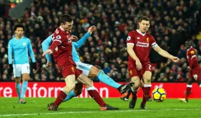 Acción del partido entre Liverpool y Manchester City. 