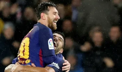 Lionel Messi celebra su gol de tiro libre. 