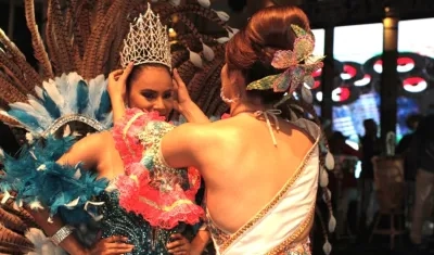 Cejota García cuando era coronada por María Alejandra Borrás.