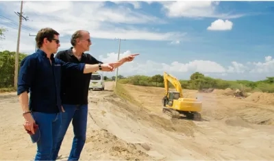 El Gerente del Fondo Adaptación y el Gobernador del Atlántico durante un recorrido en el sur del departamento.