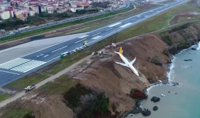 Fotografía del avión accidentado en Turquía. No se reportaron heridos entre los 162 pasajeros y 6 tripulantes.
