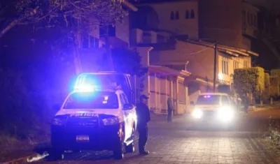 Los cuerpos estaban en una camioneta, con amenazas a las autoridades.