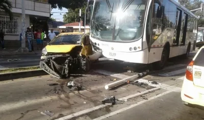 Así quedó el taxi después del fuerte choque con el Transmetro.