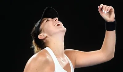 Belinda Bencic celebrando el triunfo frente a Venus Williams.