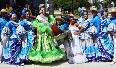 La reina central del Festival del Caimán, Angie Granadillo, y la reina infantil, María José Torres.