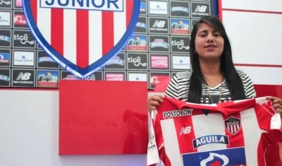 Cinthia Zarabia, mostrando la camiseta de su nuevo club.