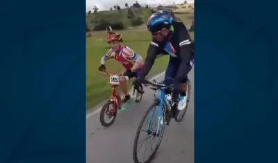 Momento en el que el aficionado le habla a Nairo.
