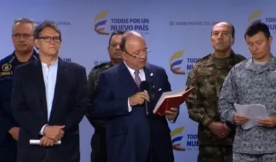 El ministro de Defensa, Luis Carlos Villegas junto al jefe negociador, Gustavo Bell y demás autoridades.