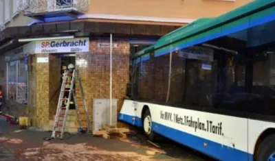El conductor del bus perdió el control.