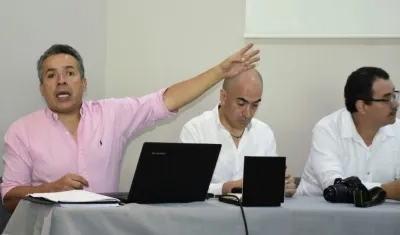 El empresario Andrés Avilés durante la rueda de prensa que organizó para explicar el suceso.