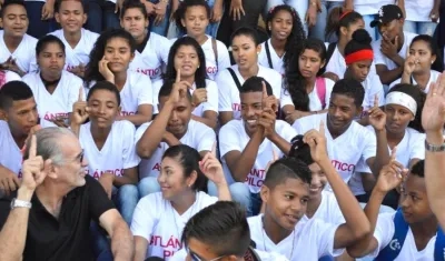 El Gobernador Eduardo Verano De la Rosa, con estudiantes 'pilos'.
