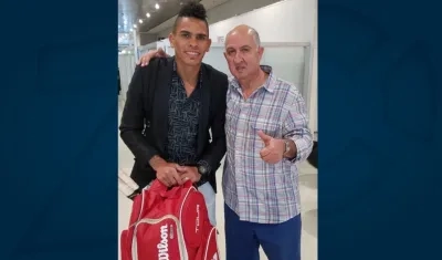 El delantero Jonatan Álvez junto al empresario barranquillero Robert Sabbagh, antes de viajar a Barranquilla.