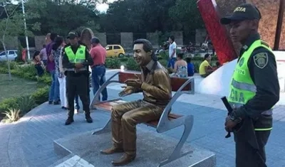 Escultura de la Silla del Cacique escoltada.