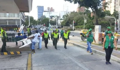 Funcionarios de Control Urbano y uniformados de la Policía desalojando sillas sin permisos durante el Garabatico,