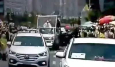Momento exacto en que cae la carabinera de caballo en el recorrido del Papa Francisco.