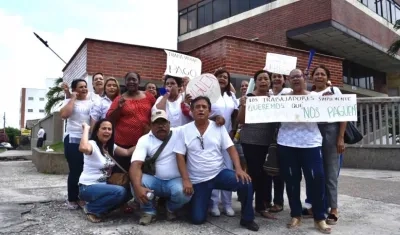 Trabajadores de la Clínica Bautista reclamando sus derechos.