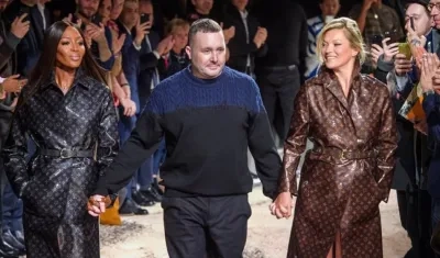 El diseñador británico Kim Jones  acompañado por Naomi Campbell y Kate Moss.