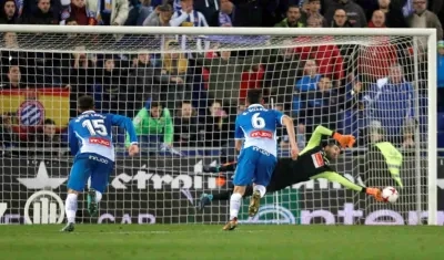 Diego López ataja el penal a Lionel Messi. 