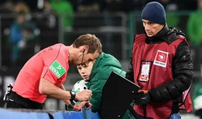 Un árbitro consulta el VAR. 