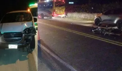 El vehículo y la moto involucrados en el accidente.
