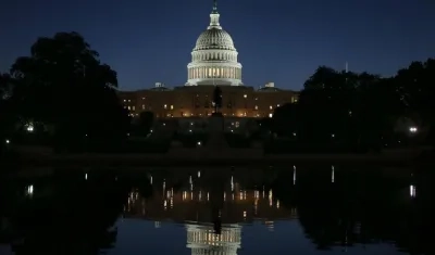 Demócratas no dieron su brazo a torcer y el gobierno de Trump se queda sin fondos.