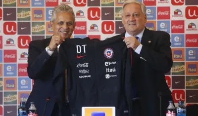 El colombiano Reinaldo Rueda posa con el presidente de la Asociación Nacional de Fútbol Profesional de Chile (ANFP), Arturo Salah