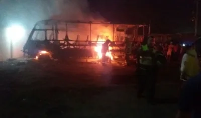 El lugar del incendio es usado como parqueadero de buses. Algunos resultaron quemados completamente.