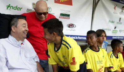 Luis Fernando Montoya conversa con unos de sus dirigidos. 