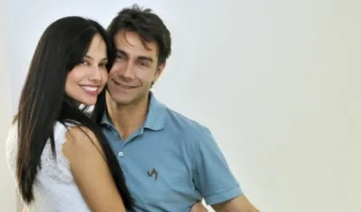 La psicóloga y presentadora Haychelt Benitorrevollo y el actor Mauro Urquijo.