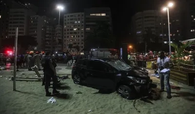 Policías inspeccionan el vehículo del atropellamiento masivo.