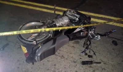 Así quedó la motocicleta de José Steven Roa Santiago, joven fallecido en el accidente.
