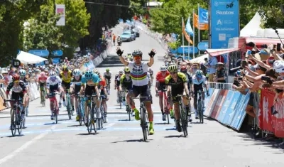Peter Sagan pasa primero por la meta, Egan Bernal a su izquierda un poco más atrás.