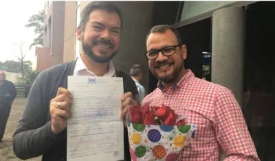 El costarricense Manuel Abarca y su esposo colombiano Sergio Montealegre.