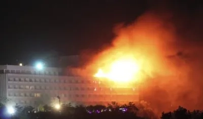 Cuatro milicianos con chalecos bomba irrumpen en el hotel Intercontinental de Kabul.