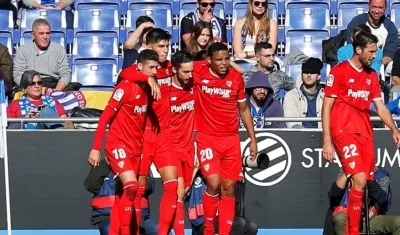 Luis Fernando Muriel celebra con sus compañeros. 