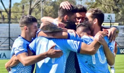 Jugadores del Torque se abrazan tras conseguir un gol. 